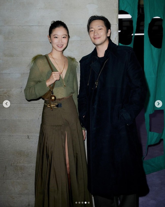 Aktor Son Sukku dan aktris Gong Hyo Jin bersanding di London Fashion Week 2024. Foto: Instagram