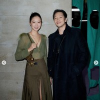 Aktor Son Sukku dan aktris Gong Hyo Jin bersanding di London Fashion Week 2024. Foto: Instagram