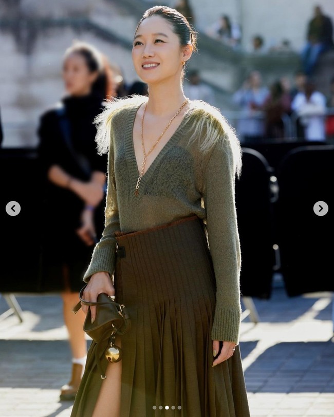 Penampilan Son Sukku dan Gong Hyo Jin sontak menyita perhatian penggemar drama Korea. Keduanya kembali dipertemukan setelah beradu akting dalam film Hit and Run Squad pada tahun 2019. Foto: Instagram