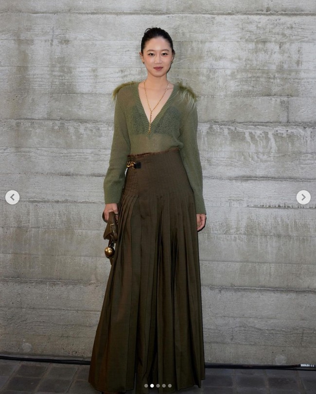 Dalam kesempatan itu, Gong Hyo Jin tampil anggun dalam balutan sheer cardigan berwarna hijau. Dengan paduan long skirt berwarna coklat. Foto: Instagram