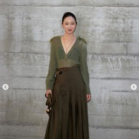 Dalam kesempatan itu, Gong Hyo Jin tampil anggun dalam balutan sheer cardigan berwarna hijau. Dengan paduan long skirt berwarna coklat. Foto: Instagram