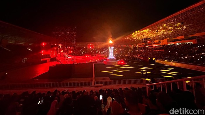 Suasana penonton saat closing ceremony XXI di Stadion Utama Sport Center Sumut