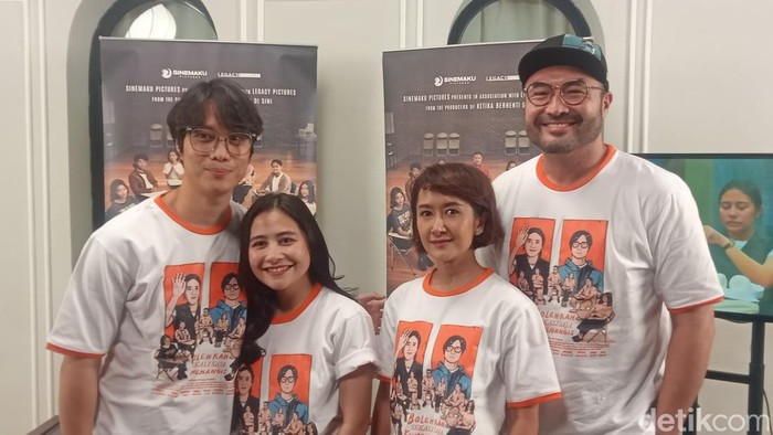 Surya Saputra bersama para pemain Bolehkan Sekali Saja Kumenangis.