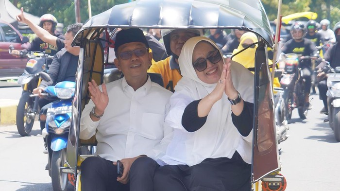 Suwardi Haseng bersama istrinya (Hj Suwarni Burhan) naik bentor saat akan mendaftar sebagai calon bupati di KPU Soppeng.