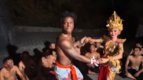 Tangkapan layar video saat iShowSpeed ikut tari kecak di Uluwatu, Badung, Bali, Kamis (19/9/2024). (Dok akun IG iShowSpeed)