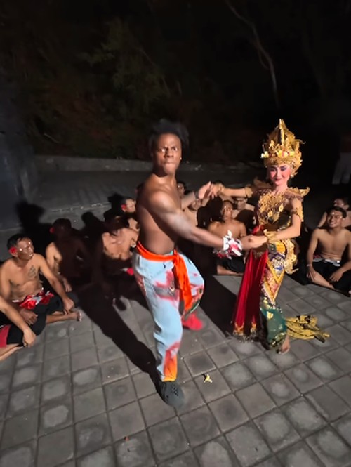 Tangkapan layar video saat iShowSpeed ikut tari kecak di Uluwatu, Badung, Bali, Kamis (19/9/2024). (Dok akun IG iShowSpeed)