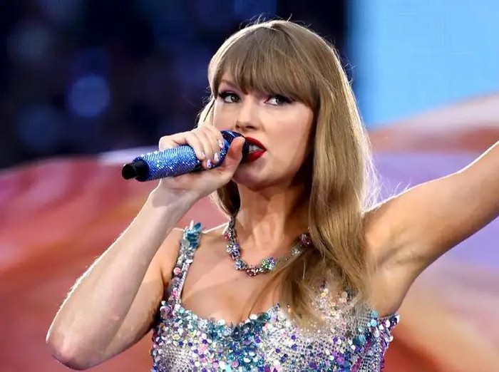 Taylor Swift memberikan suaranya untuk kandidat presiden dari Partai Demokrat, Kamala Harris Foto: Kate Green/Getty Images