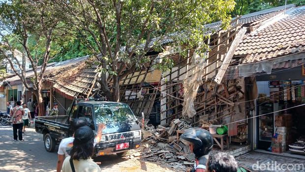 Teras tiga kios di Pasar Kebonagung, Kota Pasuruan,