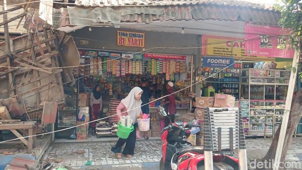Teras tiga kios di Pasar Kebonagung, Kota Pasuruan,