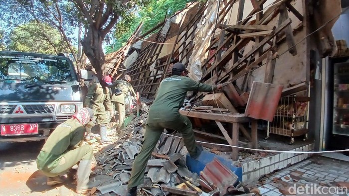 Teras tiga kios di Pasar Kebonagung, Kota Pasuruan,