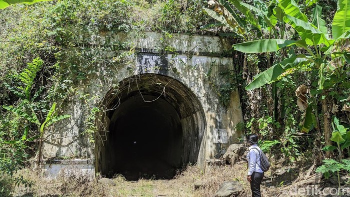 Terowongan Hendrik dan jalur KA CIkacepit Kalipucang, Kabupaten Pangandaran.
