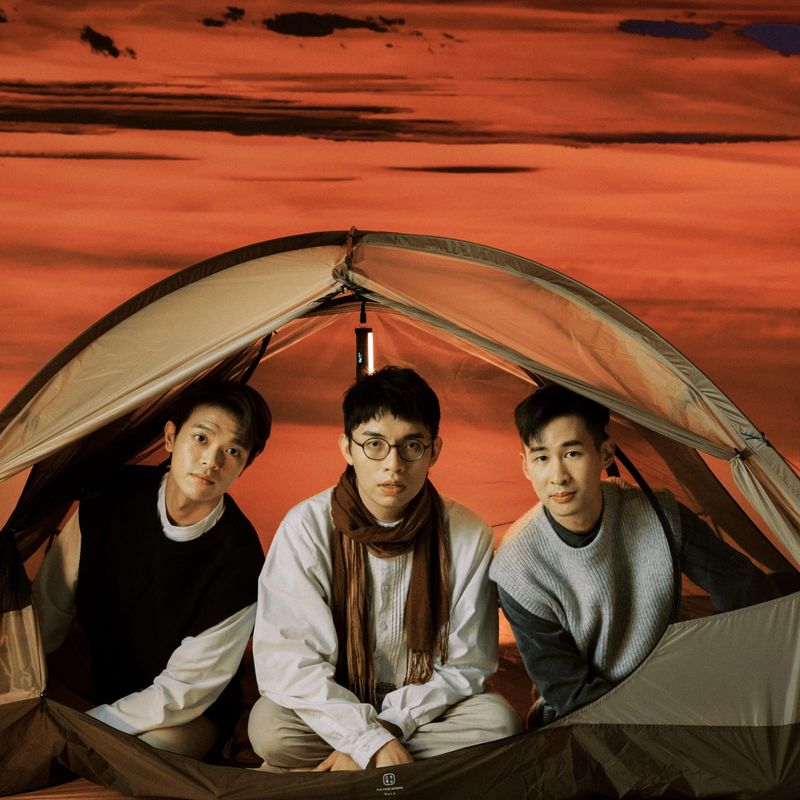 The Chairs adalah trio asal Taichung yang pernah memenangkan penghargaan bergengsi Golden Melody Award pada 2019.