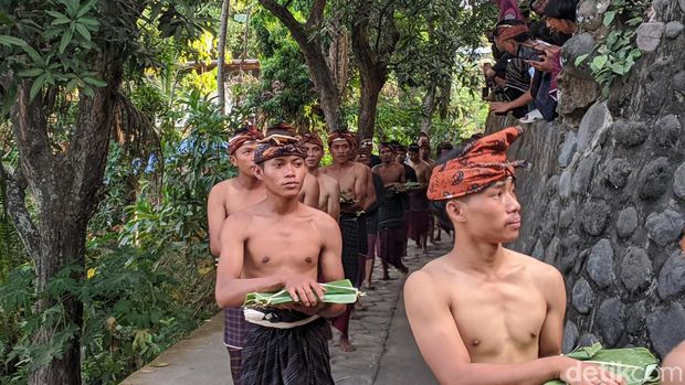 Tradisi Praja Mulud di Masjid Kuno, Bayan, Lombok Utara, NTB, Kamis (19/9/2024). (Ahmad Viqi/detikBali).