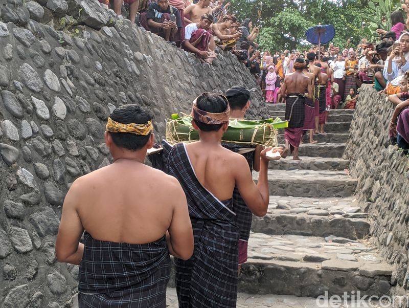 Tradisi Praja Mulud di Masjid Kuno, Bayan, Lombok Utara, NTB, Kamis (19/9/2024). (Ahmad Viqi/detikBali).