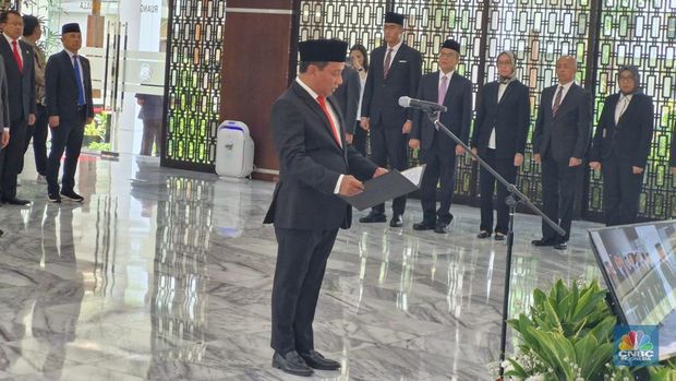 Direktur Jenderal Mineral dan Batu Bara (Dirjen Minerba) Kementerian ESDM Tri Winarno baru saja dilantik Menteri ESDM Bahlil Lahadalia di Jakarta, Jumat, 20 September 2024. (CNBC Indonesia/Verda Nano Setiawan)