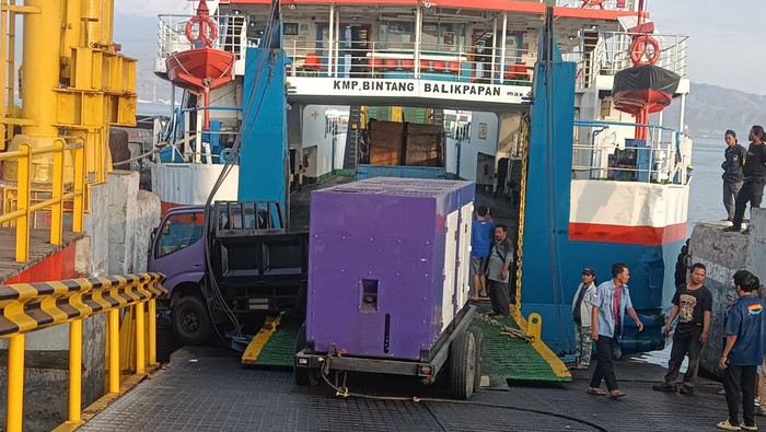 Truk gandeng tergelincir saat hendak masuk kapal di Dermaga III Pelabuhan Gilimanuk, Kabupaten Jembrana, Bali, Jumat (20/9/2024). (dok. Polres Jembrana)