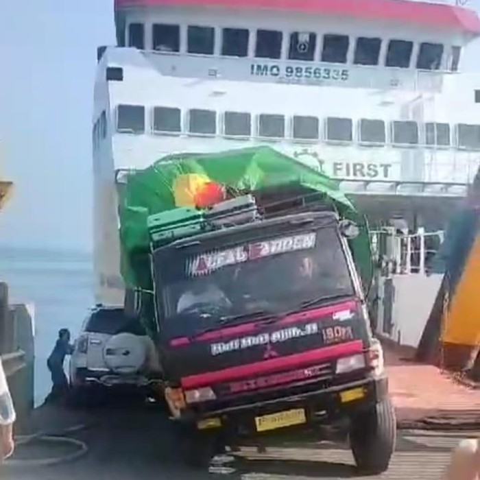 truk muat semen oleng saat masuk kapal di Pelabuhan Jangkar Situbondo