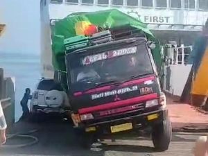 Truk Rem Blong Senggol Mobil di Pelabuhan Jangkar hingga Nyaris Nyemplung Laut