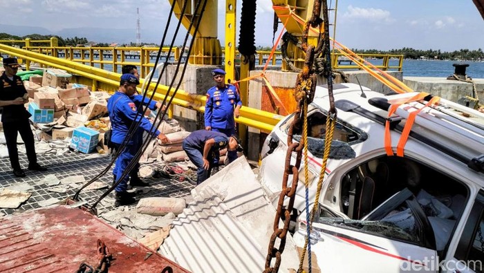 Truk Muat Semen Rem Blong Senggol Mobil hingga Nyaris Nyemplung Laut di Pelabuhan Jangkar Situbondo