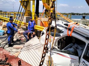 Mobil Tersenggol Truk Semen di Pelabuhan Jangkar Dievakuasi
