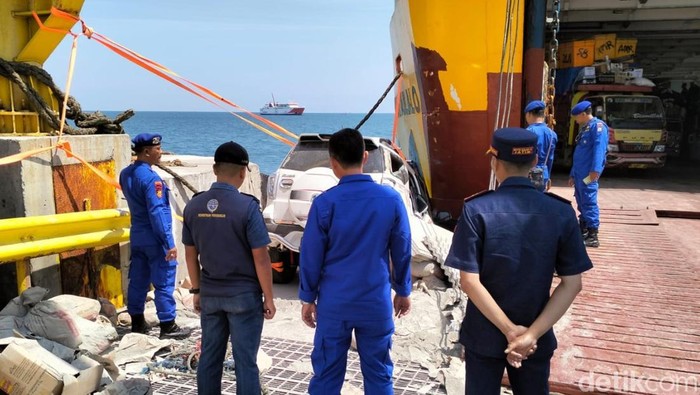 Truk Muat Semen Rem Blong Senggol Mobil hingga Nyaris Nyemplung Laut di Pelabuhan Jangkar Situbondo