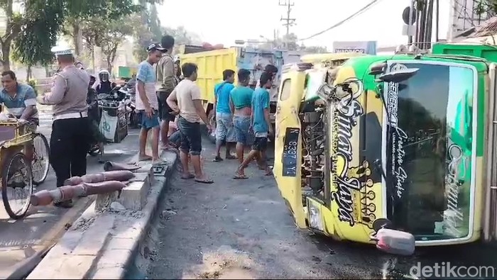 Truk terguling di Pasuruan