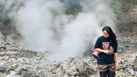 Daya tarik tersendiri untuk berfoto dan mengabadikannya di antara kepulan asap di Kawah Ratu Gunung Salak.