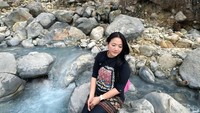 Melepas lelah dengan merendam kaki sejenak sambil menikmati indahnya Kawah Ratu Gunung Salak.