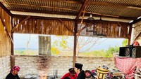 Proses pembuatan keris di Desa Aeng Tong-tong.
