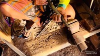 Membuat motif keris di Desa Aeng Tong-tong.