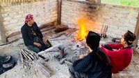 Menunggu besi panas untuk ditempa di Desa Aeng Tong-tong.
