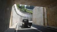 Pengendara motor melintas di proyek pembangunan underpass Stasiun Batutulis, Kota Bogor, Jawa Barat, Jumat (20/9/2024).  