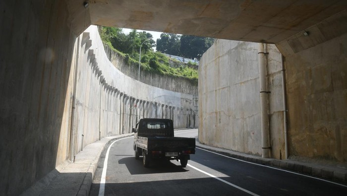 Underpass Batutulis Bogor Hampir Rampung Pengendara mobil melintas dibawah terowongan underpass Stasiun Batutulis, Kota Bogor, Jawa Barat, Jumat (20/9/2024). Pembangunan underpass dan penataan kawasan Stasiun Batutulis, Bogor yang dilakukan Kementerian Perhubungan melalui Balai Teknik Perkeretaapian (BTP) Wilayah Jawa Bagian Barat dengan anggaran sebesar Rp74 miliar sejak akhir tahun 2022 tersebut telah memasuki tahap akhir dengan progres pembangunan mencapai 80 persen. ANTARA FOTO/Arif Firmansyah/foc.