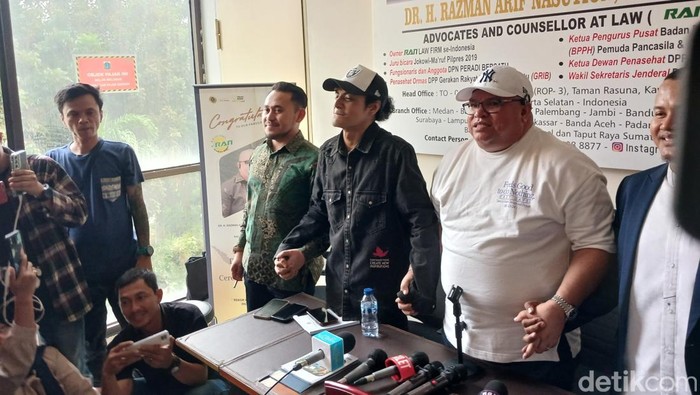 Vadel Badjideh saat press conference soal kasusnya dengan Nikita Mirzani.