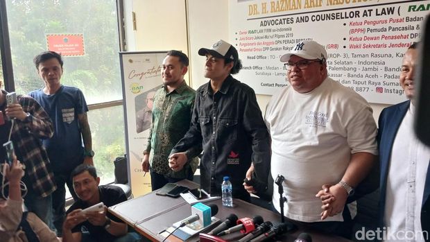 Vadel Badjideh saat press conference soal kasusnya dengan Nikita Mirzani.