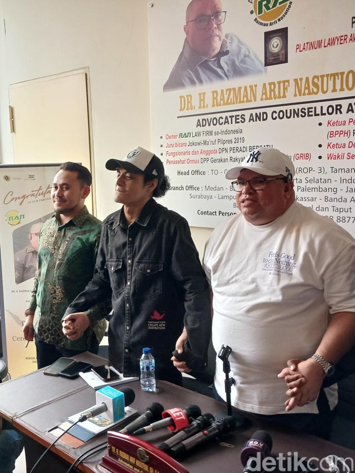 Vadel Badjideh saat press conference soal kasusnya dengan Nikita Mirzani.