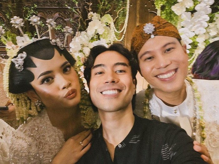 Vidi Aldiano datang ke pernikahan Nino RAN.