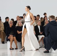 Vittoria mendapat kepercayaan untuk membuka fashion show koleksi Spring/Summer 2025 Max Mara rancangan direktur kreatif Director Ian Griffiths.  Foto: Daniele Venturelli/WireImage