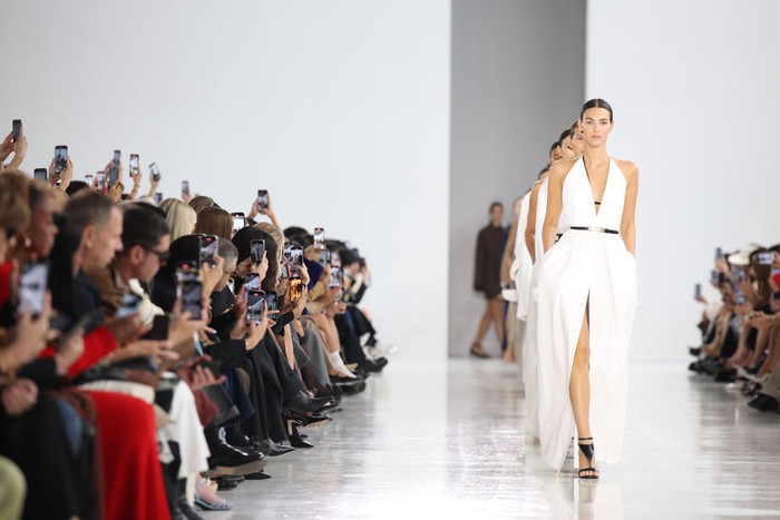 MILAN, ITALY - SEPTEMBER 19: Vittoria Ceretti walks the runway at the Max Mara fashion show during the Milan Womenswear Spring/Summer 2025 on September 19, 2024 in Milan, Italy. (Photo by Daniele Venturelli/WireImage)