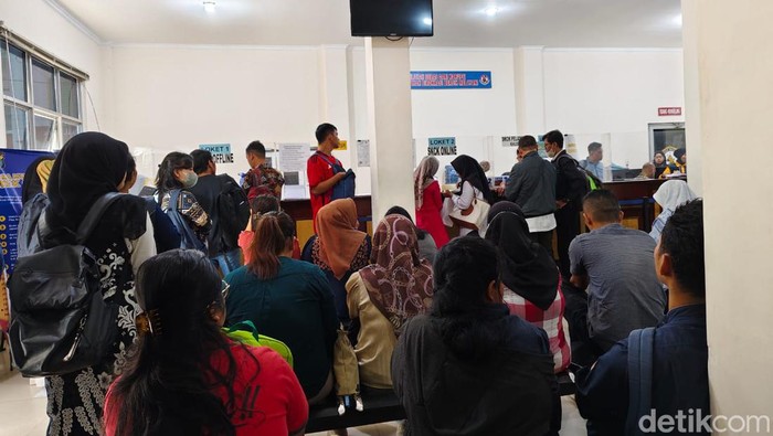 Warga mengantre mengurus SKCK di Polda Sumut. (Ahmad Arfah/detikSumut)