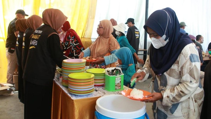 Warung Makan Gratis untuk Kurangi Kelaparan Warga Depok Warung makan gratis digelar untuk mengurangi kepalaran di Kota Depok. Warung ini beralamat di Jalan Raya Jakarta-Bogor, No. 37 KM 34, Kelurahan Cisalak, Kecamatan Sukmajaya, Kota Depok, Jawa Barat.