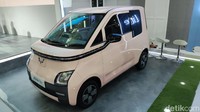 Wuling Air ev Lite dengan jangkauan 300 km tersedia dalam lima pilihan warna, yakni putih, hijau, kuning, pink dan biru. Foto: Septian Farhan Nurhuda / detikOto