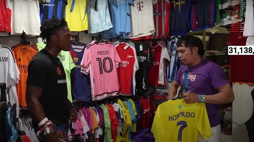 YouTuber Darren Jason Watkins Jr atau yang lebih dikenal IShowSpeed membeli jersey Cristiano Ronaldo di Pasar Seni Ubud, Gianyar, Bali. (Tangkapan layar YouTube @IShowSpeed)