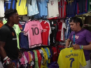 Jalan-jalan di Pasar Ubud, IShowSpeed Tak Mau Jersey Messi di Sebelah CR7