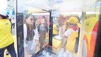 Pengunjung bermain di Festival Pestapora 2024 di JIEXPO Kemayoran, Jakarta, Jumat (20/9/2024).
