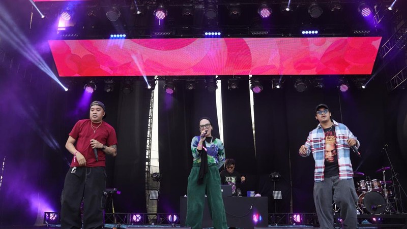 Pengunjung bermain di Festival Pestapora 2024 di JIEXPO Kemayoran, Jakarta, Jumat (20/9/2024).