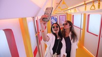 Pengunjung bermain di Festival Pestapora 2024 di JIEXPO Kemayoran, Jakarta, Jumat (20/9/2024).