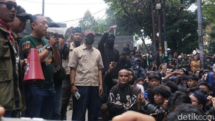 Aksi bobotoh depan Graha Persib Bandung