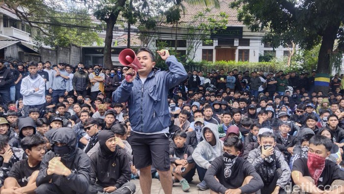 Aksi bobotoh depan Graha Persib