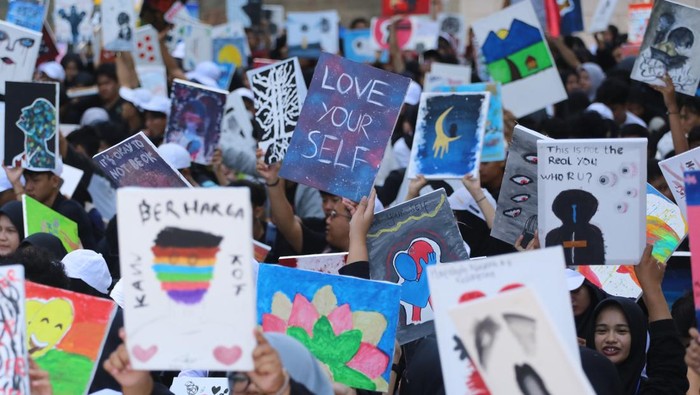 Mahasiswa baru Universitas Muhammadiyah (UM) Surabaya membuat lukisan saat aksi melukis bersama di Surabaya, Jawa Timur, Sabtu (21/9/2024). Aksi yang diikuti ribuan mahasiswa tersebut guna mengekspresikan kesehatan mental melalui aktivitas melukis sekaligus mengkampanyekan pentingnya menjaga kesehatan mental. ANTARA FOTO/Moch Asim/nym.